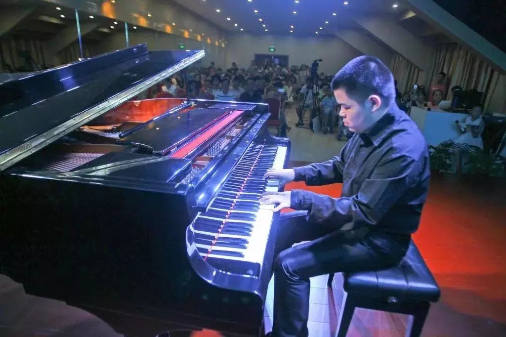 优秀为他鼓掌这位萧山盲人钢琴家被美国顶尖音乐学院录取