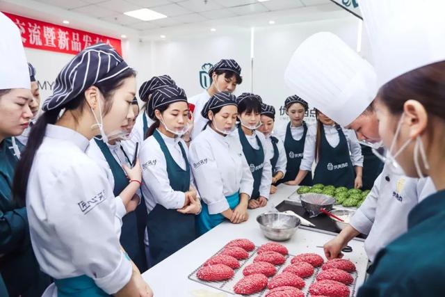 重庆优美西点慢城烘焙技术交流暨新品发布会圆满成功