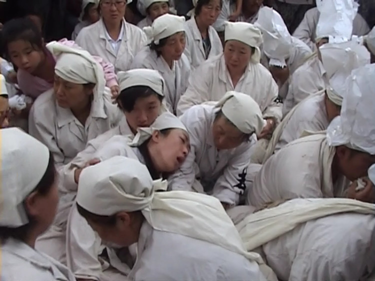 一组葬礼图片,孝女悲伤过度晕倒在灵堂