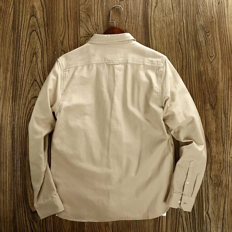 男士卡其色休闲长袖衬衣,中等偏厚厚度,比较适合当衬衫外套穿,里面