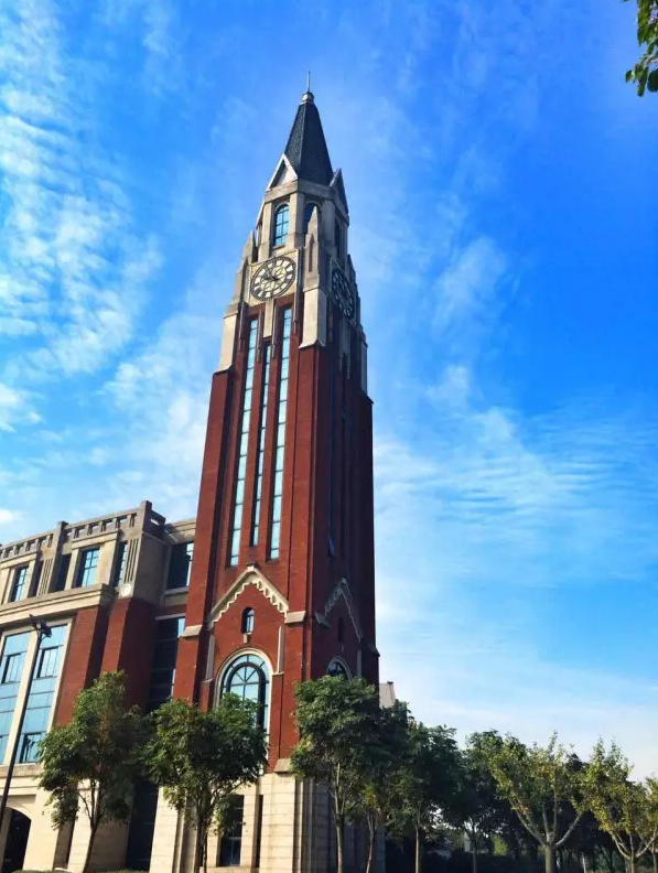 华东政法大学明珠楼图书馆位于松江图文中心大楼内,总面积2.