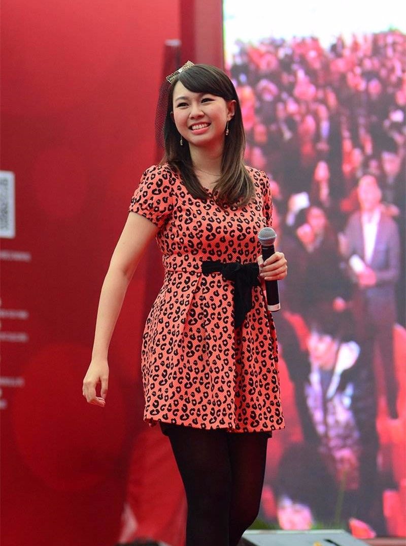 卓依婷机场近照曝光身材发福老态尽显打扮的像个老年人