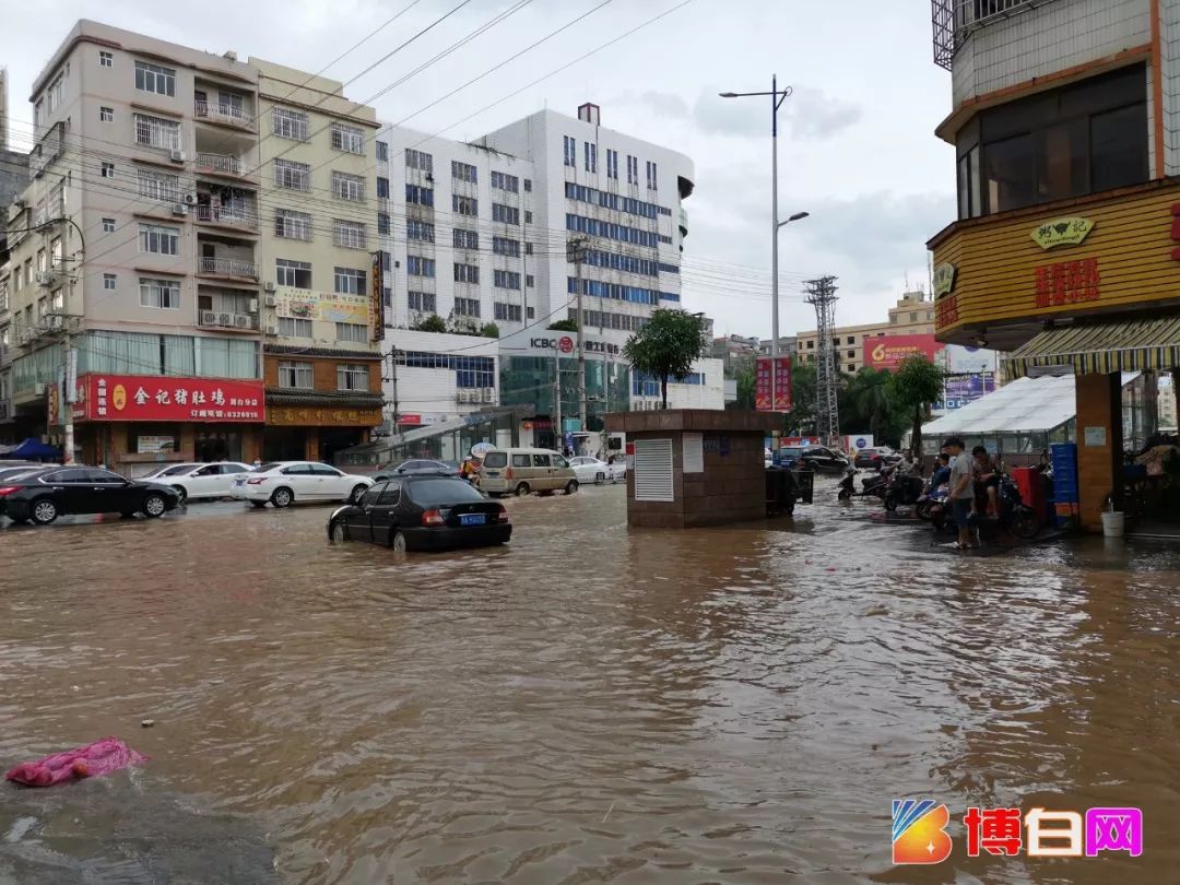 今天下午博白街突降大雨多处水浸街有鱼捉有人摔倒
