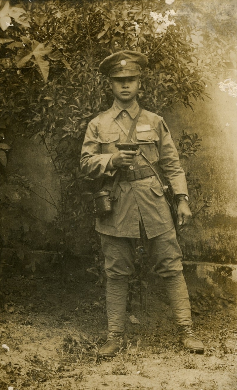 (国民革命军:缴获一把南部十四式,晚饭加鸡腿)