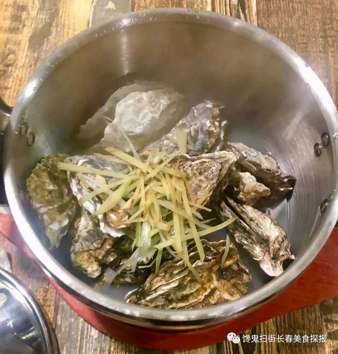 街边小馆专做各种蚝蒜蓉芝士豆豉剁椒生吃蚝爆赞