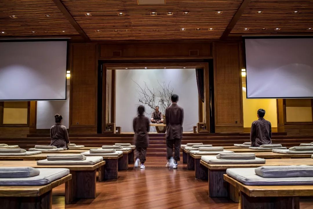 灵山精舍于禅坐中聆听智者慧言修心养身开悟