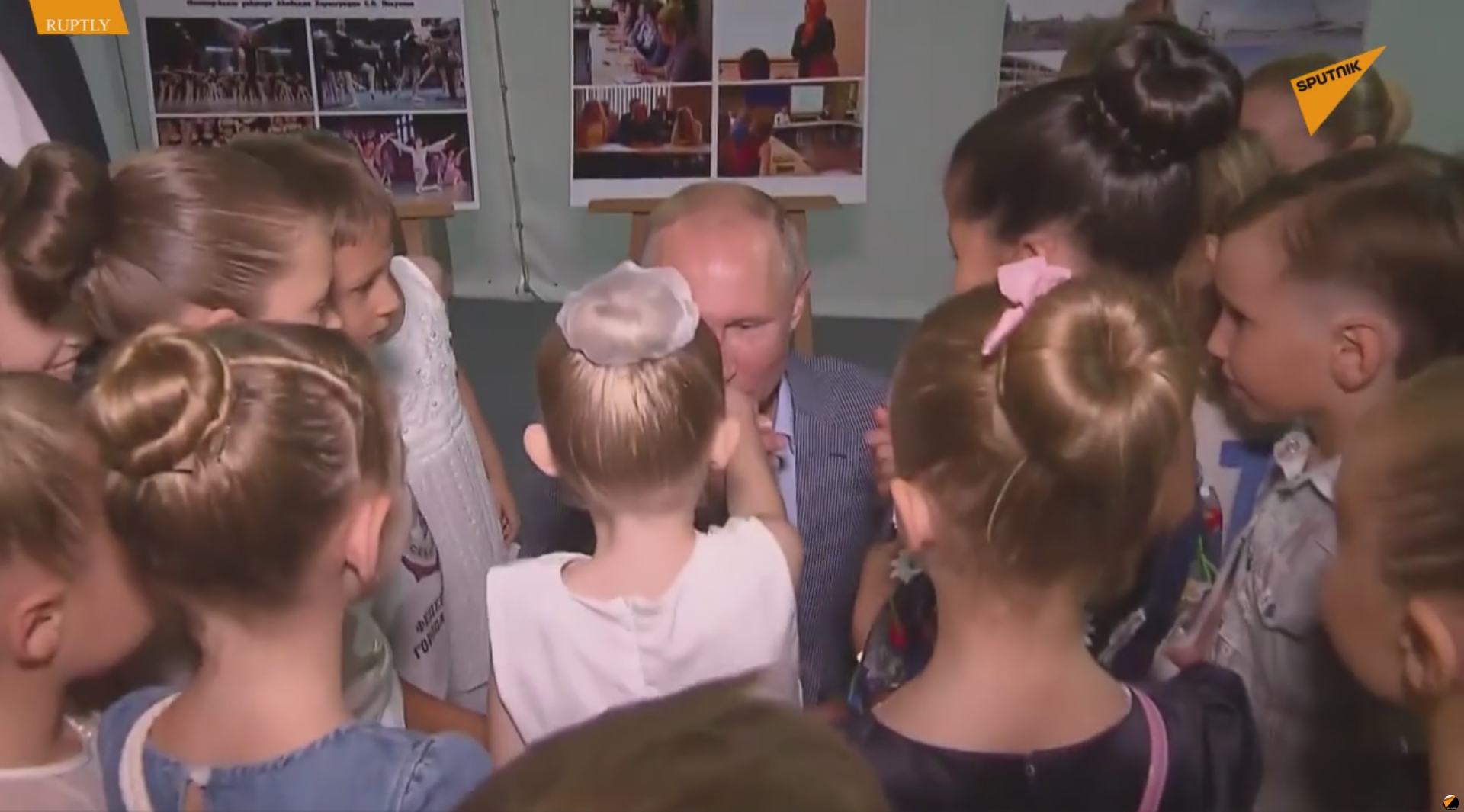 普京接见小芭蕾舞学员 单膝跪地亲吻小萝莉