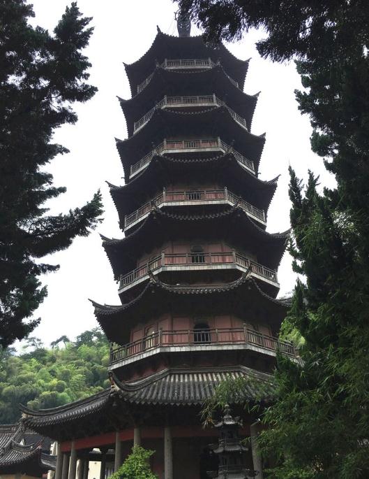 阿育王寺,位于宁波市鄞州区五乡镇宝幢太白山麓华顶峰下,始建于西晋