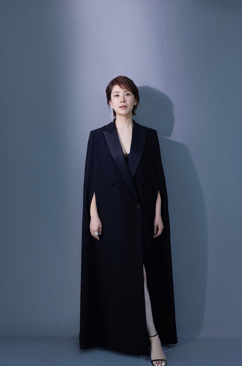 海清全黑披风,端庄干练,时尚大气!