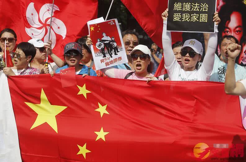 香港市民在尖沙咀高唱国歌想告诉世界香港人真的很爱国