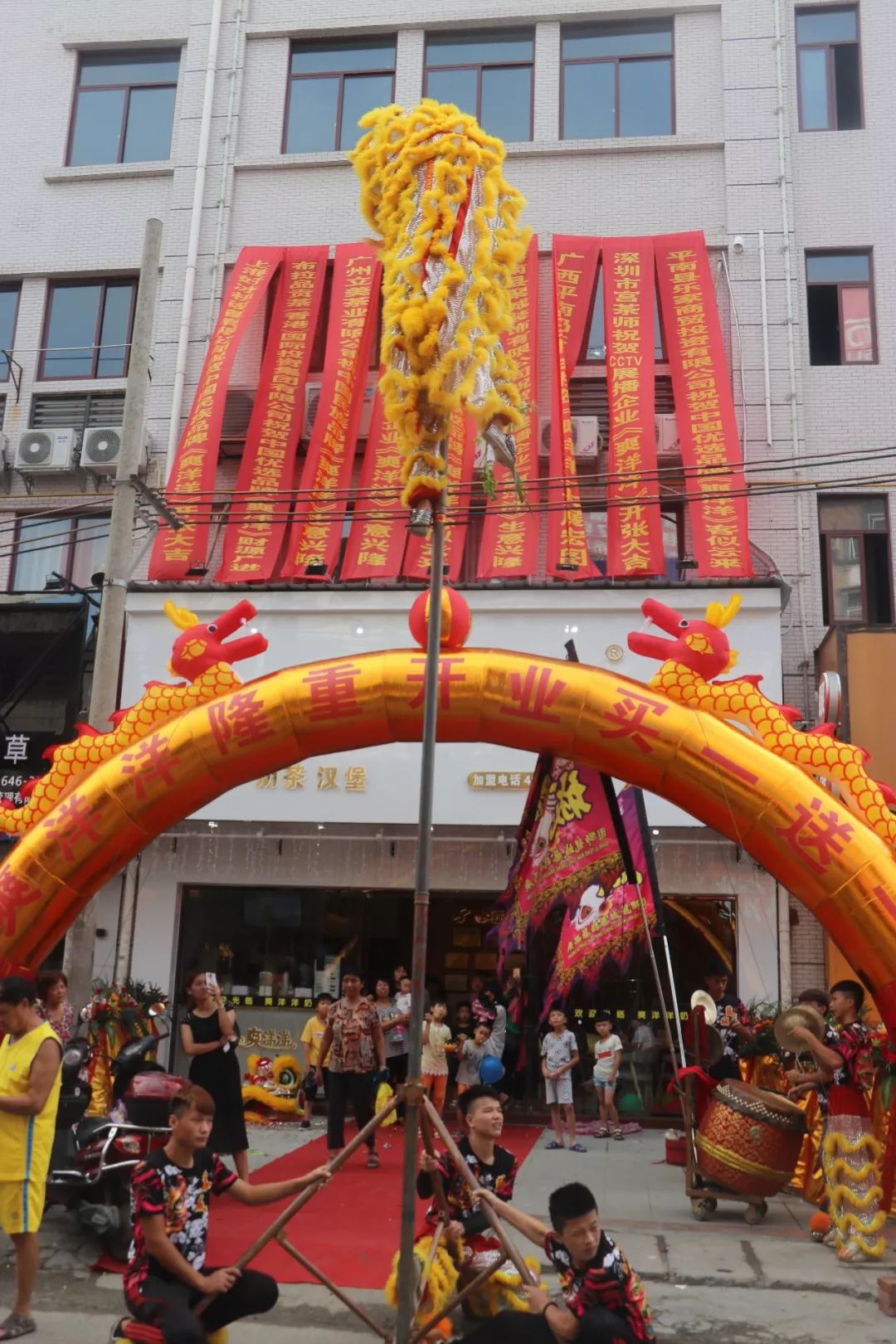 被挤爆了今日平南这家奶茶店开业买一送一活动持续三天你一定不要错过