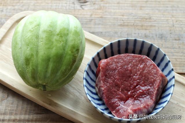 这瓜一个不到两块钱,是夏季最好的消暑菜,简单一炒脆嫩清热