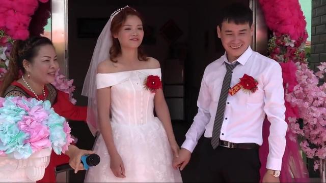 湖南农村一对新人结婚新娘真漂亮现场好多人围观他们的婚礼