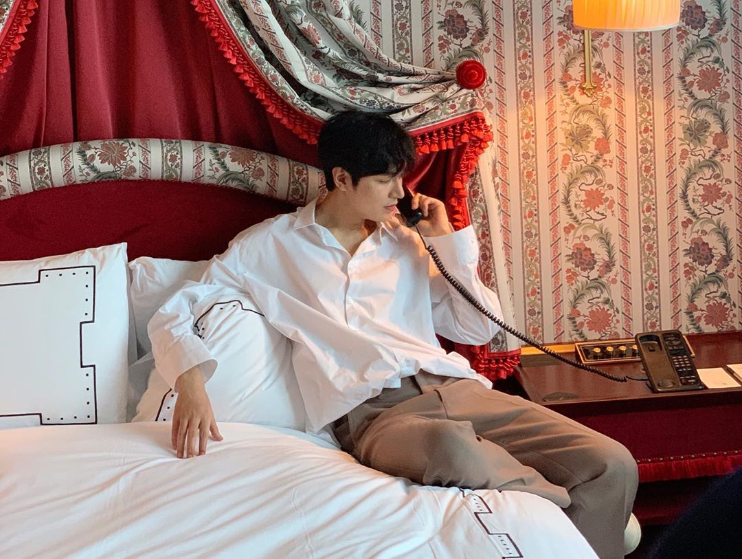 李敏镐身穿西装白衬衫展帅气慵懒百变男神魅力