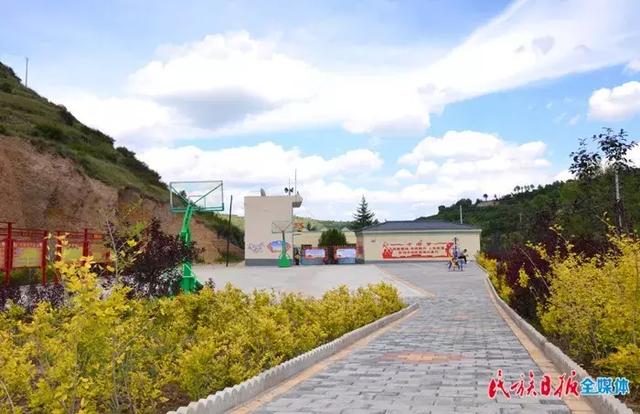 苏集镇的周家沟村贫困村修起致富路