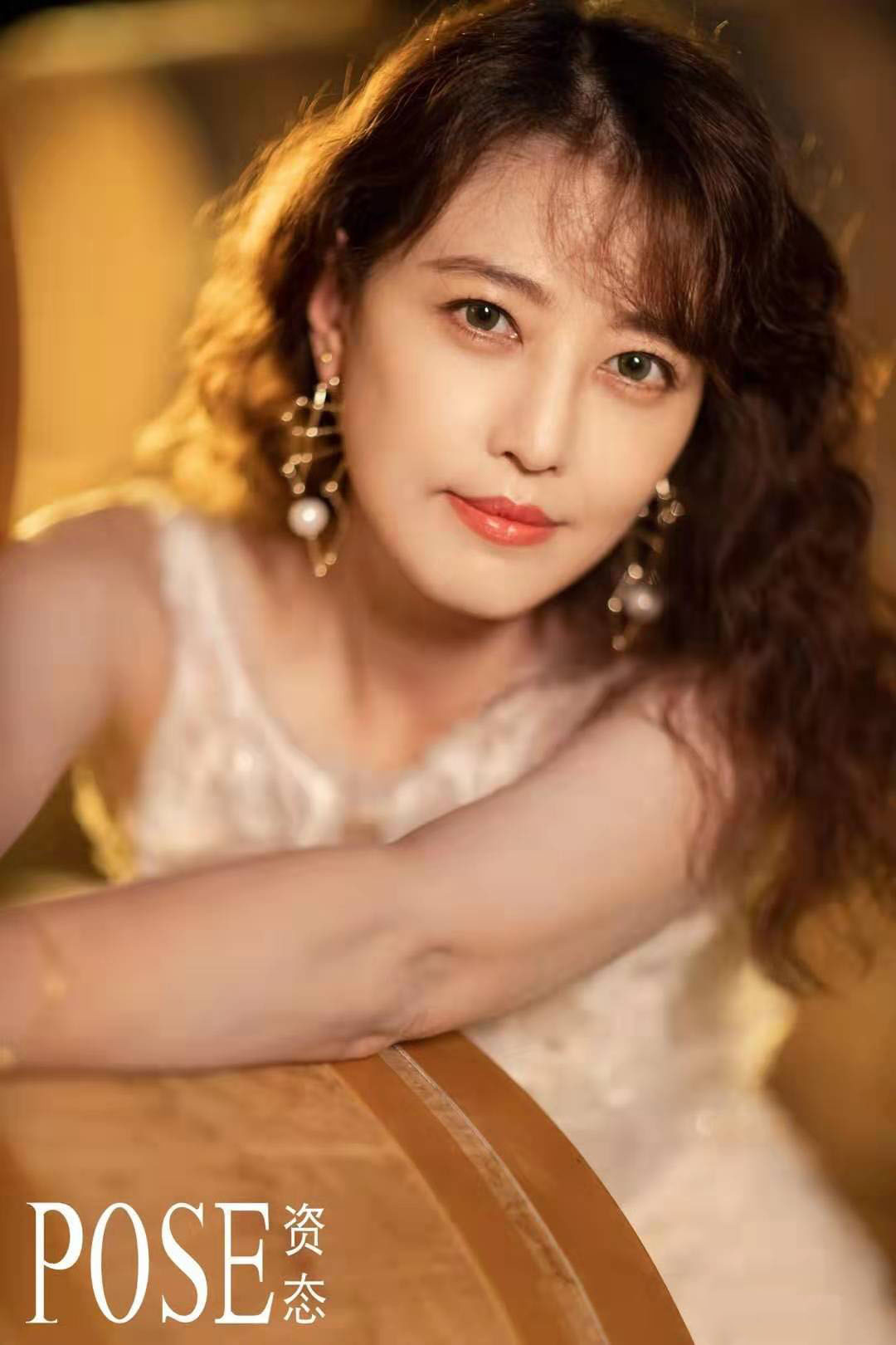 53岁周海媚不服老!深v领吊带连衣裙性感太有女人味,身材更惊艳