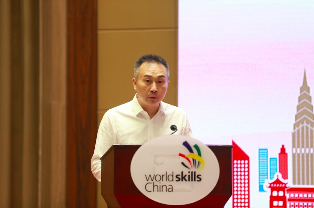 出征仪式由市政府副秘书长唐慎主持,市委组织部副部长,市委老干部局
