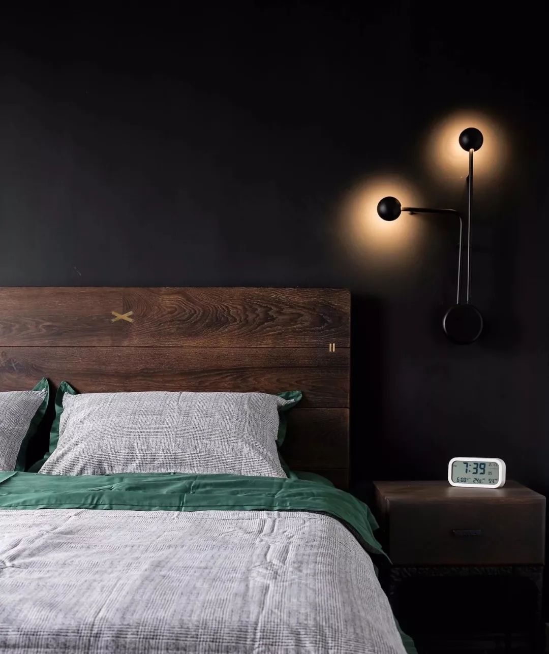 黑色床头背景,烟熏木色床头,对称壁灯,简约的卧室空间,色彩的过渡