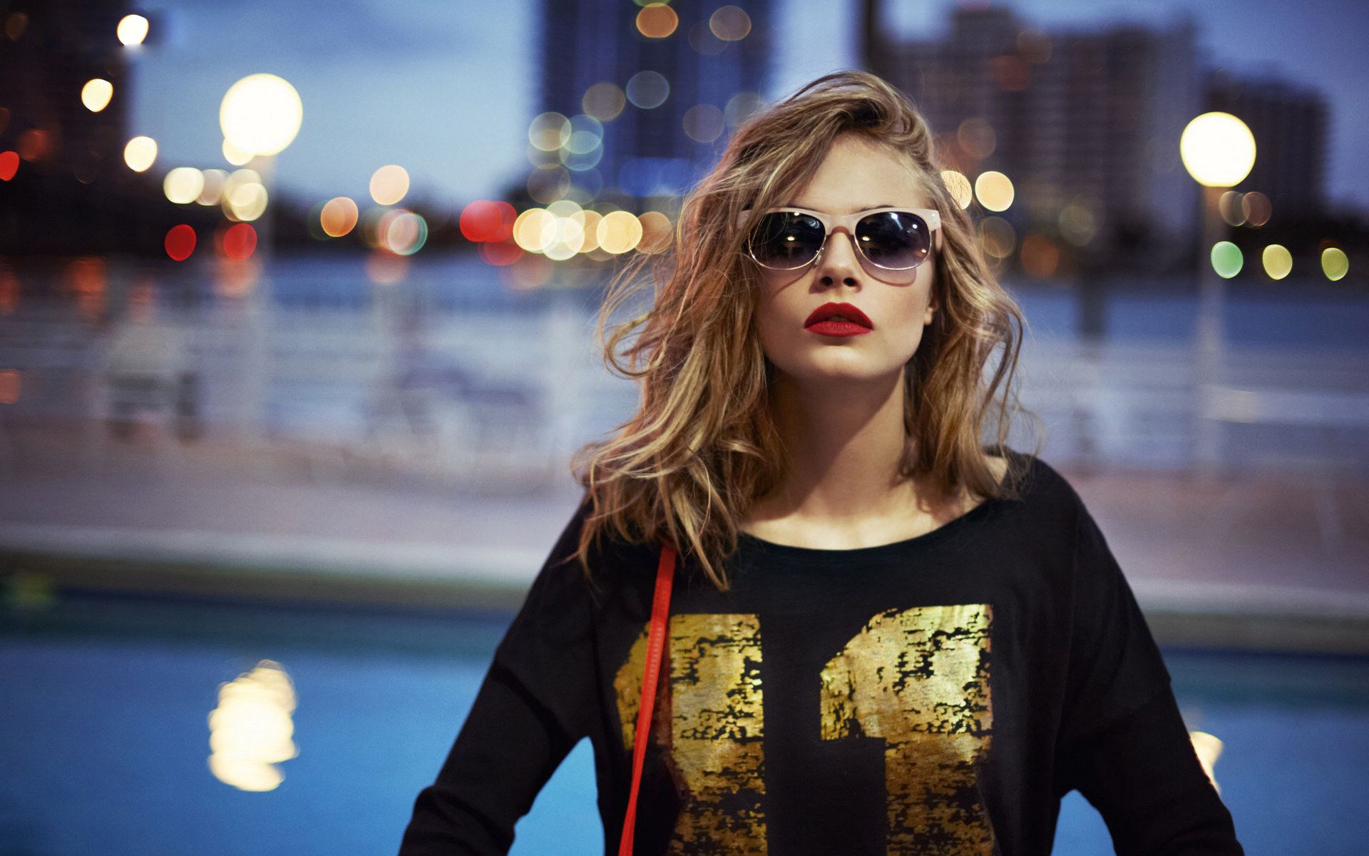 演员,超模卡拉·迪瓦伊曝性感时尚写真