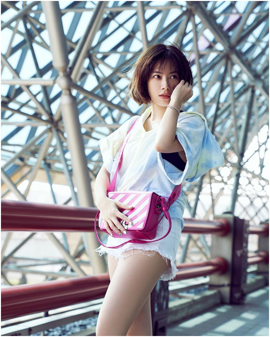 原创41岁徐怀钰罕见亮相一头短发如少女般俏丽露白皙美腿好身材尽显