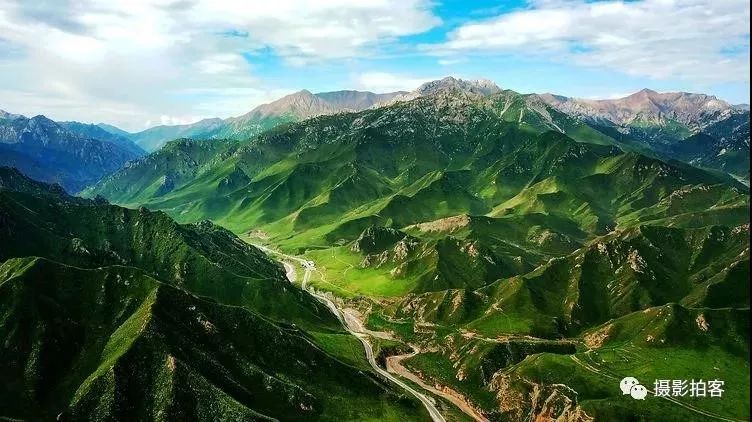 山丹军马场位于河西走廊中部的大马营草原,地跨甘肃青海两省,毗邻三市