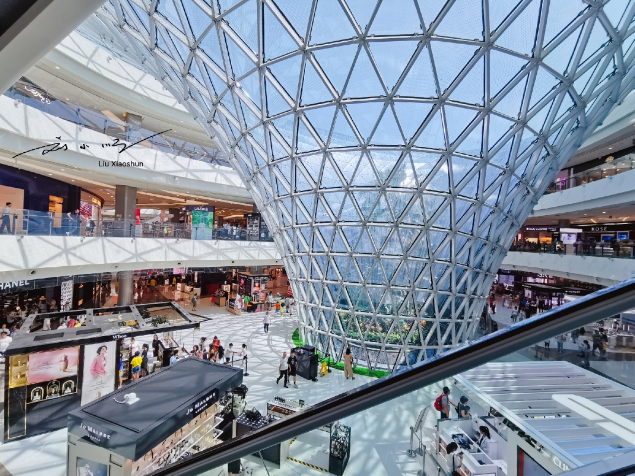 据说,"三亚国际免税城"里的免税商品价格并不是太有"优势",很多品牌的