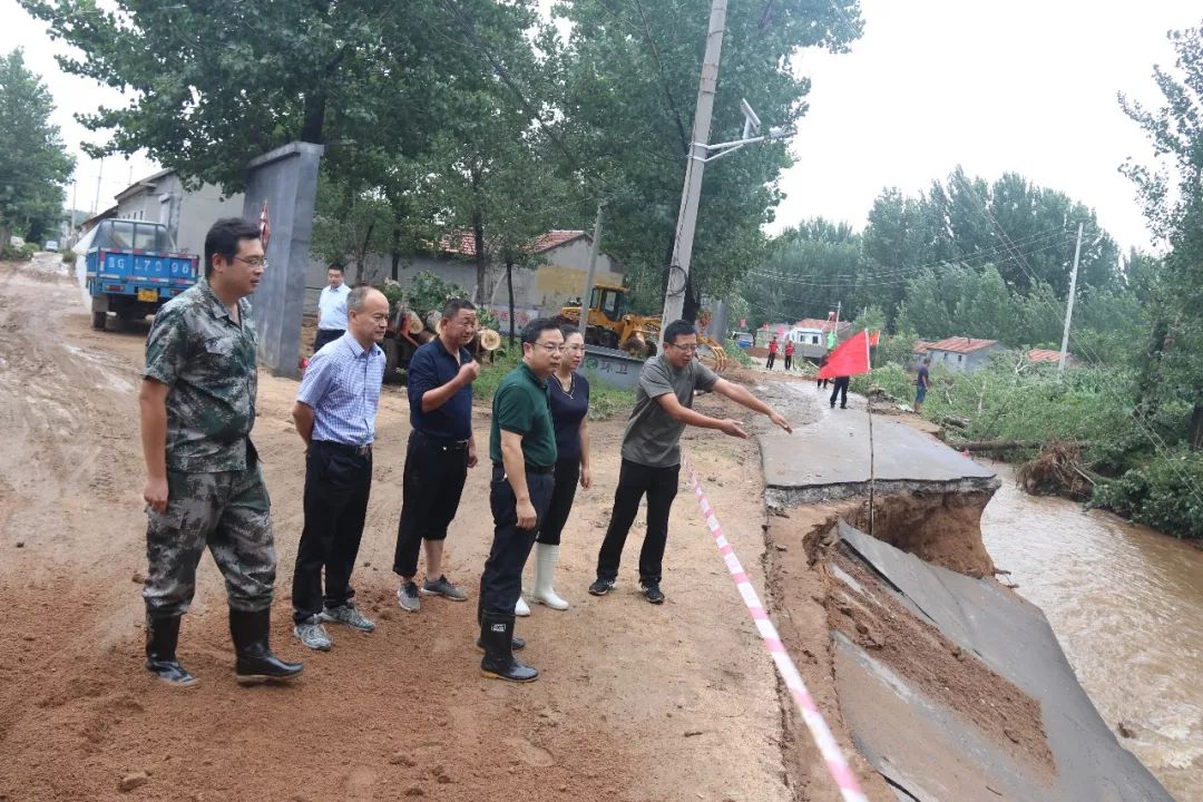 英山河社区路受灾现场副县长孙传坤到柳山镇查看