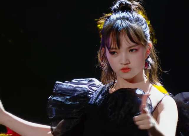 镜头移到兰西雅脸上,磨皮功能忽然bug,真实皮肤让人猝不及防