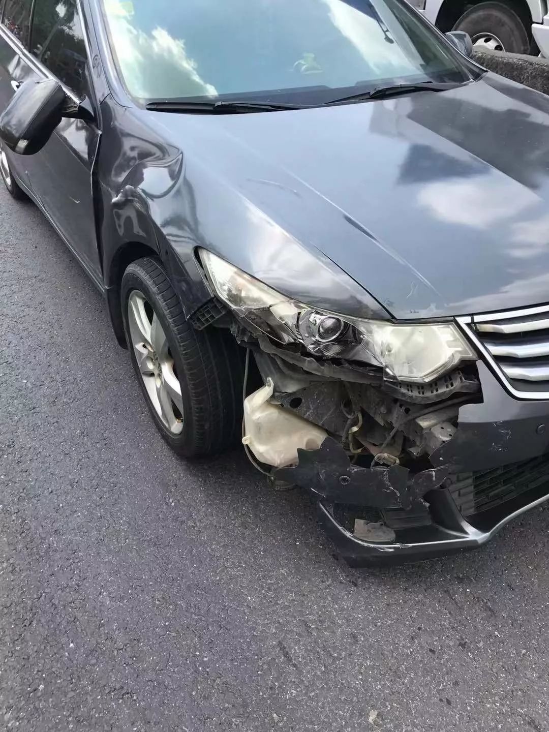 震惊吴川黄坡某加油站附近发生交通事故致一人死亡