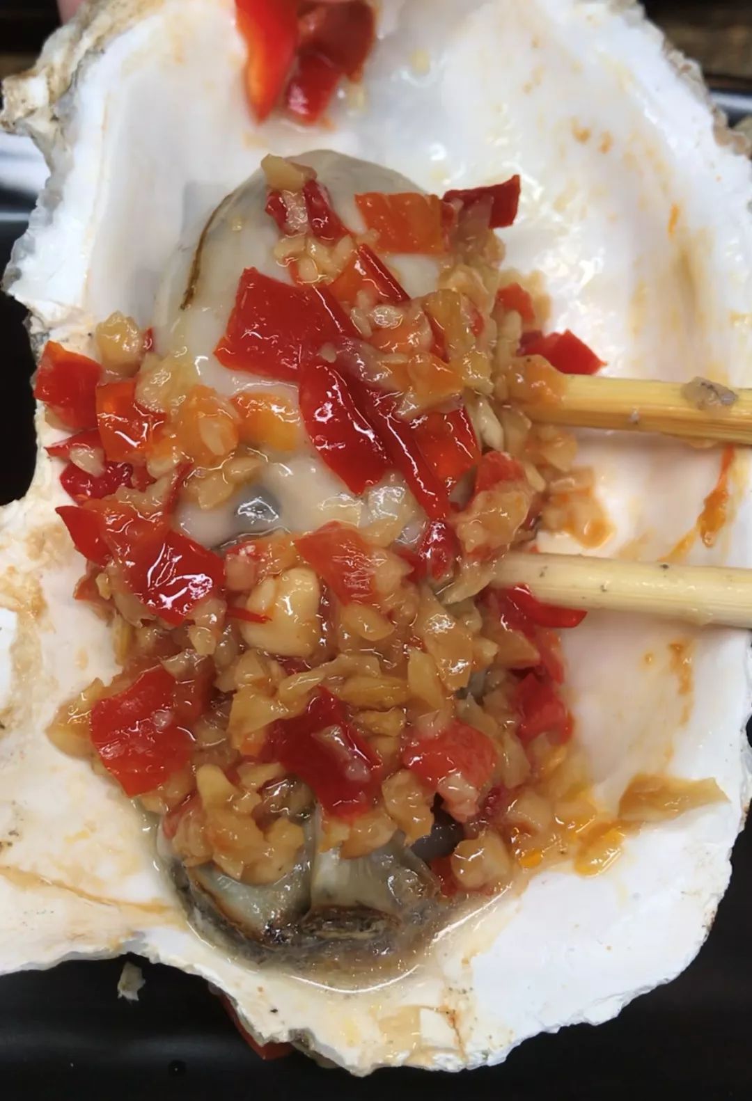 街边小馆专做各种蚝蒜蓉芝士豆豉剁椒生吃蚝爆赞
