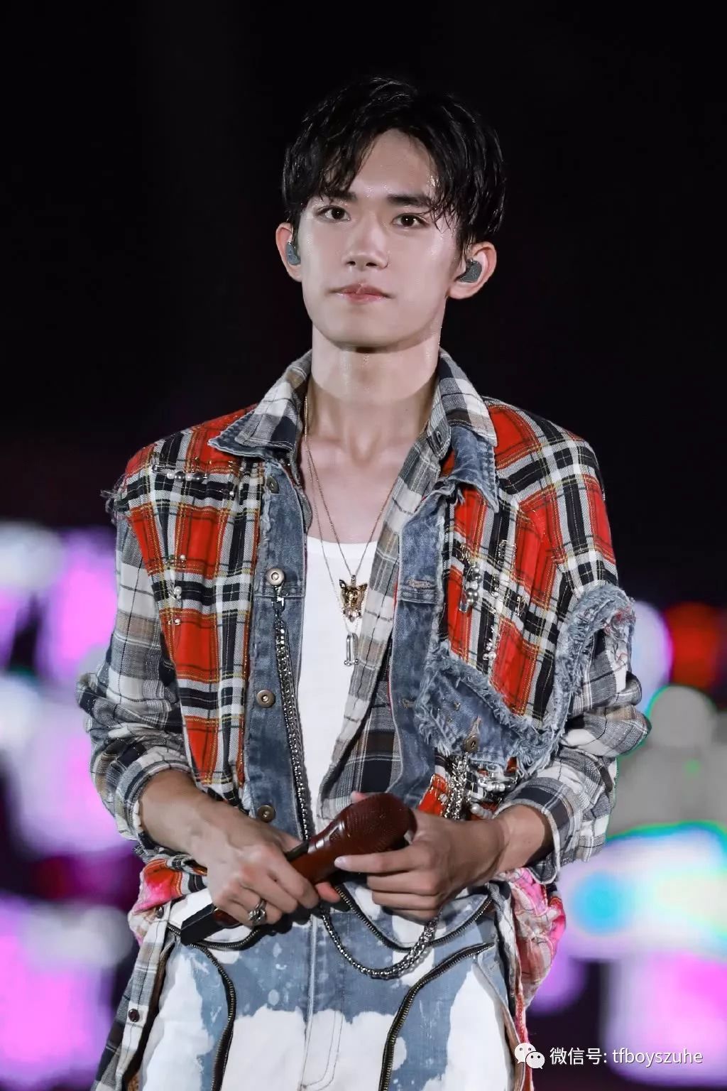 有种精致叫易烊千玺,看到他面对粉丝比心的那一刻,我心动了!
