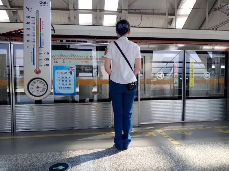 站务员常说:"最喜欢的是列车到站开门的一瞬间我们可以站在门口感受一