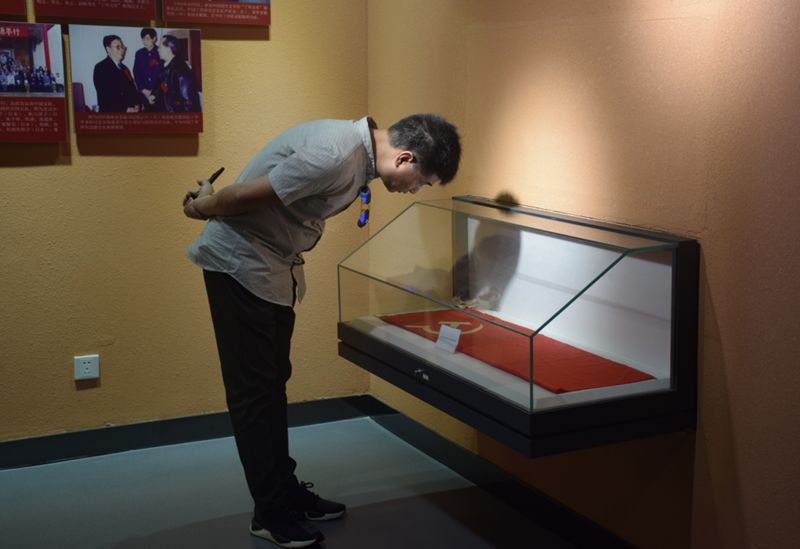 上午,毛雅琴,常德会战研究会会长钟云鹏等人带领大家参观瞻仰了常德