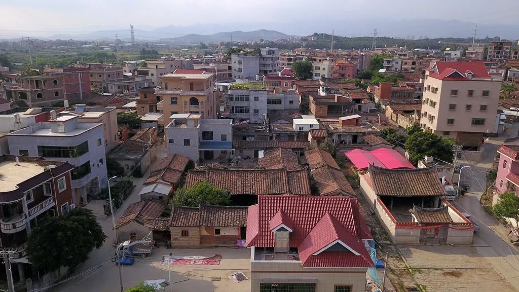 在闽南农村大六路建筑其为三进五开间,两天井,东西有双护厝;三大厅堂