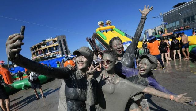 亚洲最脏的节日男性裸露上半身互相涂抹泥浆就在日本