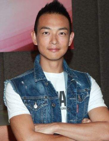 曾经扮演过《使徒行者》中有些痞气又可爱搞笑的木虱,《飞虎2》亦正亦