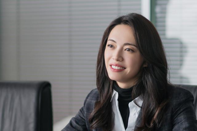 姚晨刘涛化身职场女强人,全靠精致通勤妆,气场直飙一米八
