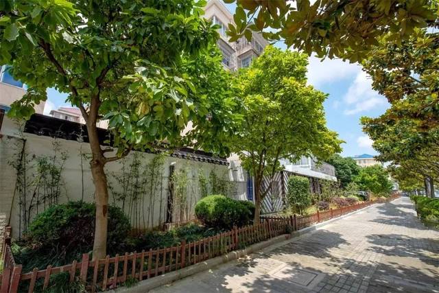 侧石38m;制作安装钢结构屏风38m,地坪修复60㎡;新建中式围墙24m