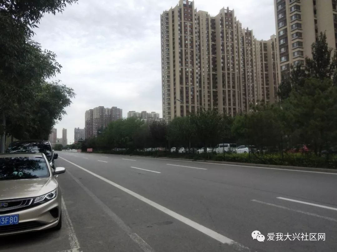 绕路而行马路中间的护栏很高且有警示标识想过马路去对面并不容易然而