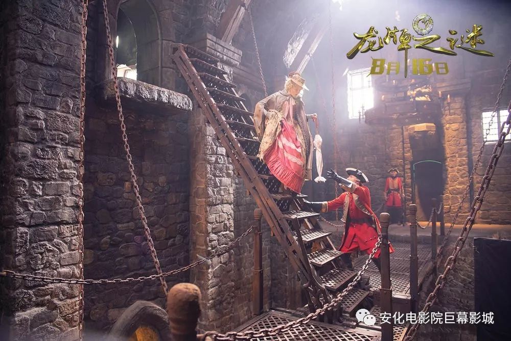 而围绕着这条巨龙神秘的东方巨龙盘踞于墙壁之上,虽没有往昔的灵动