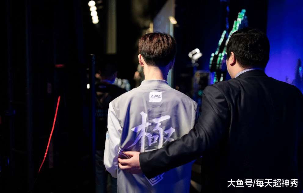 theshy助ig走出深渊ning再度惹出争议他要放弃季后赛