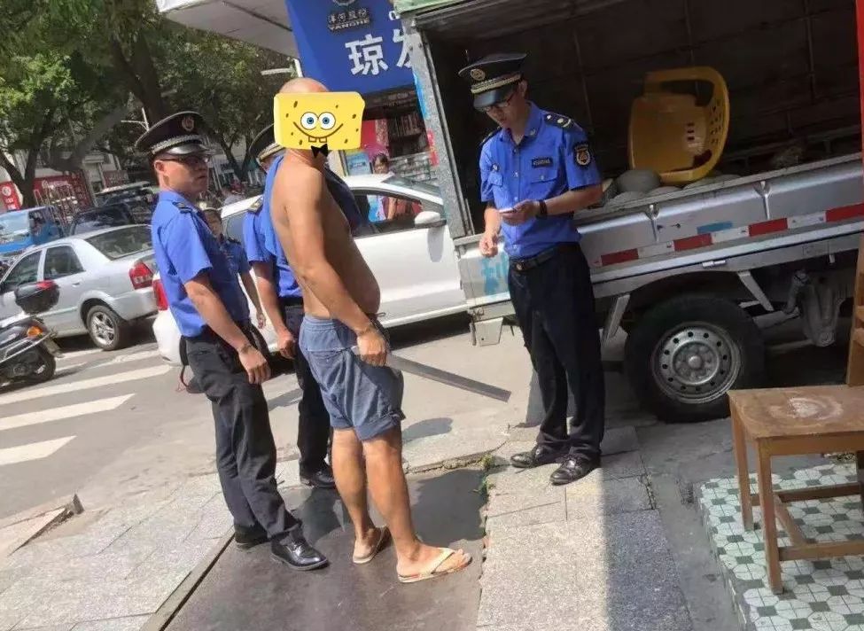 猖狂梧州占道摆卖还持西瓜刀暴力抗法梧州这名水果摊贩被行拘五天