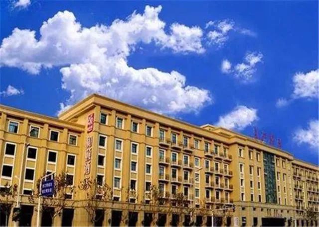 在1956年的长江路开门迎客,它便是长江饭店的前身