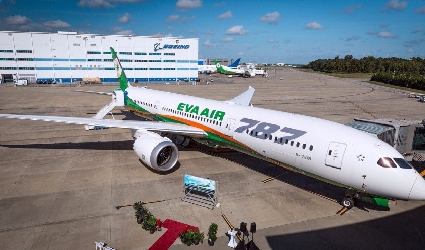 一架从该机场起飞的波音787客机刚刚飞过市区,突然有数百块碎片从天而