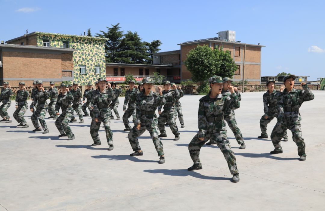 公司2019年新入職大學生軍訓成果匯演在韓城市蘇山民兵訓練基地舉行