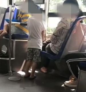 佛山公交车上男孩当众小便家长却坐视不理网友吵翻了