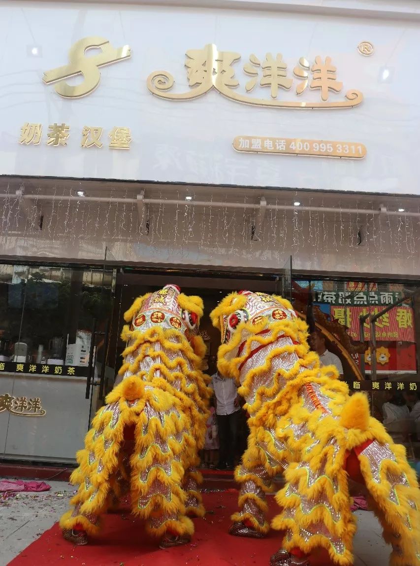 被挤爆了今日平南这家奶茶店开业买一送一活动持续三天你一定不要错过