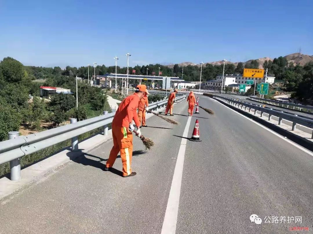 烈日炎炎养护工不忘初心,通过日常公路养护工作极大降低交通安全隐患