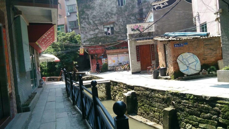 广州城内最具岭南水乡特色的古村寨小洲蚝壳屋有650年历史游人如织