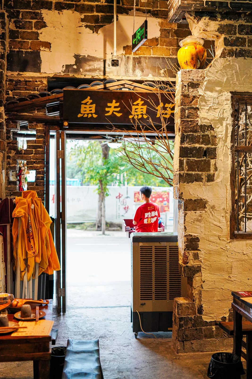 孤舟蓑笠翁,在致民路独钓肥美红沙鱼_鱼夫